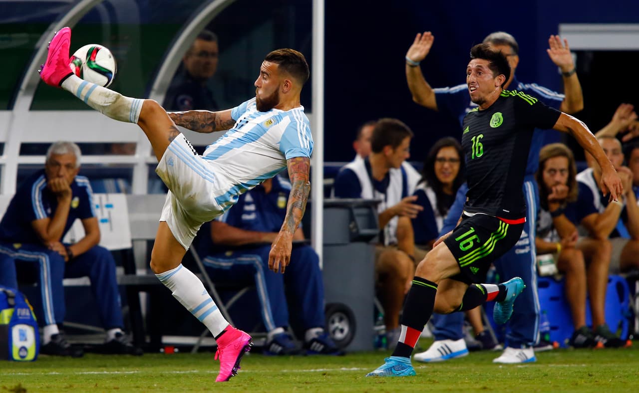 Después de dominar las acciones y proponer el encuentro, México aumentó la ventaja con un contragolpe ‘matón’ de Miguel Layún que firmó Héctor Herrera y con ese gol parecía liquidar a los pamperos a 20 minutos del final.