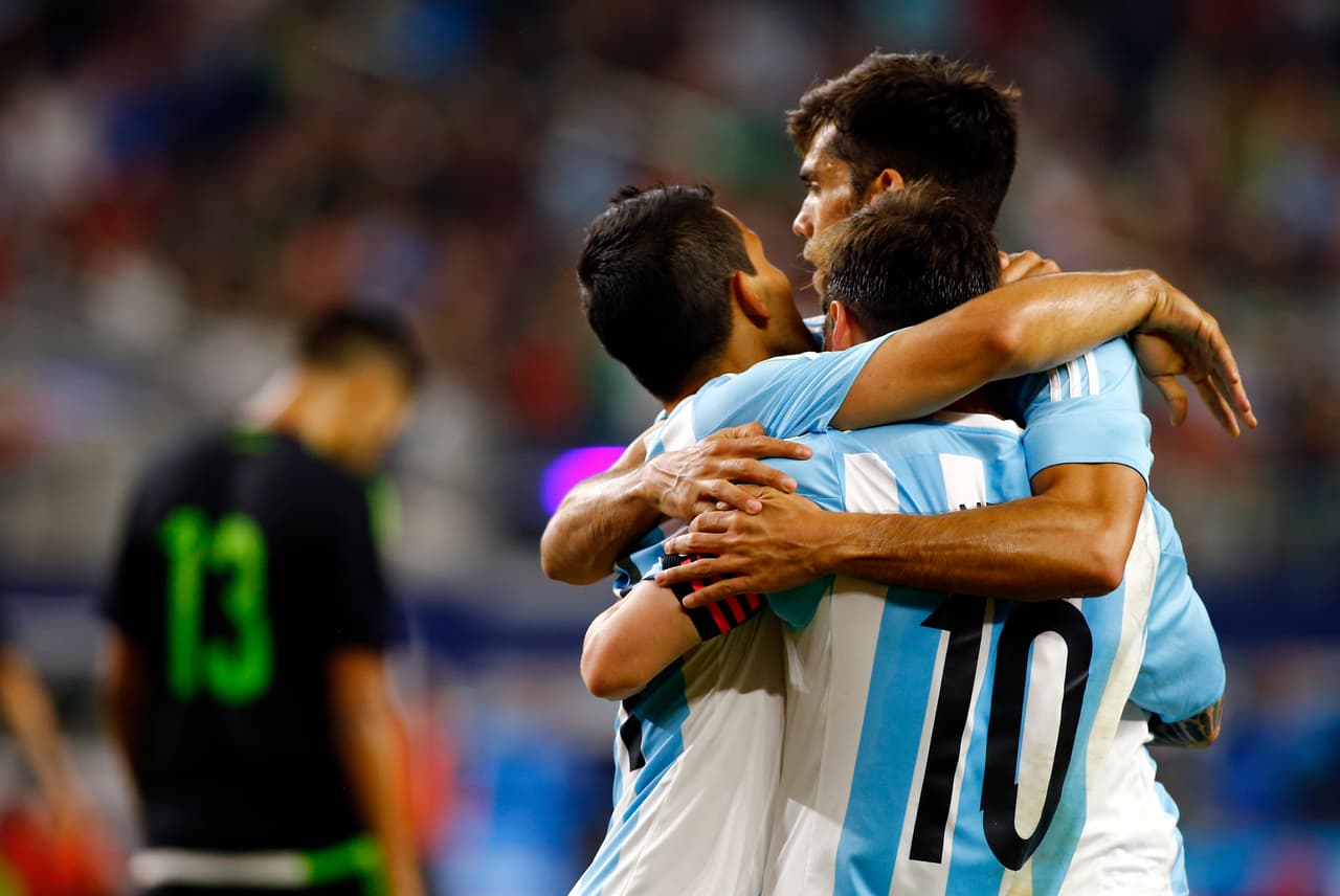 Aunque la Argentina de Martino terminó sacando una reacción que le dejó la sensación de victoria (y le supo a derrota al pueblo mexicano), la verdad es que por lapsos de ese encuentro, el Tri le ‘pintó la cara’ a la Albiceleste y dejó ver sus graves carencias defensivas.