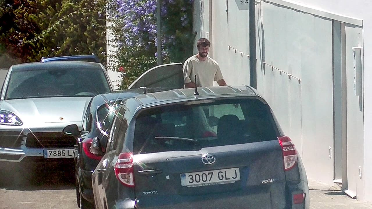 El jugador del F.C. Barcelona acudió por sus pequeños a la casa en la que hasta hace poco vivía con la cantante; sin embargo, no entró más allá del portón. 
<br>