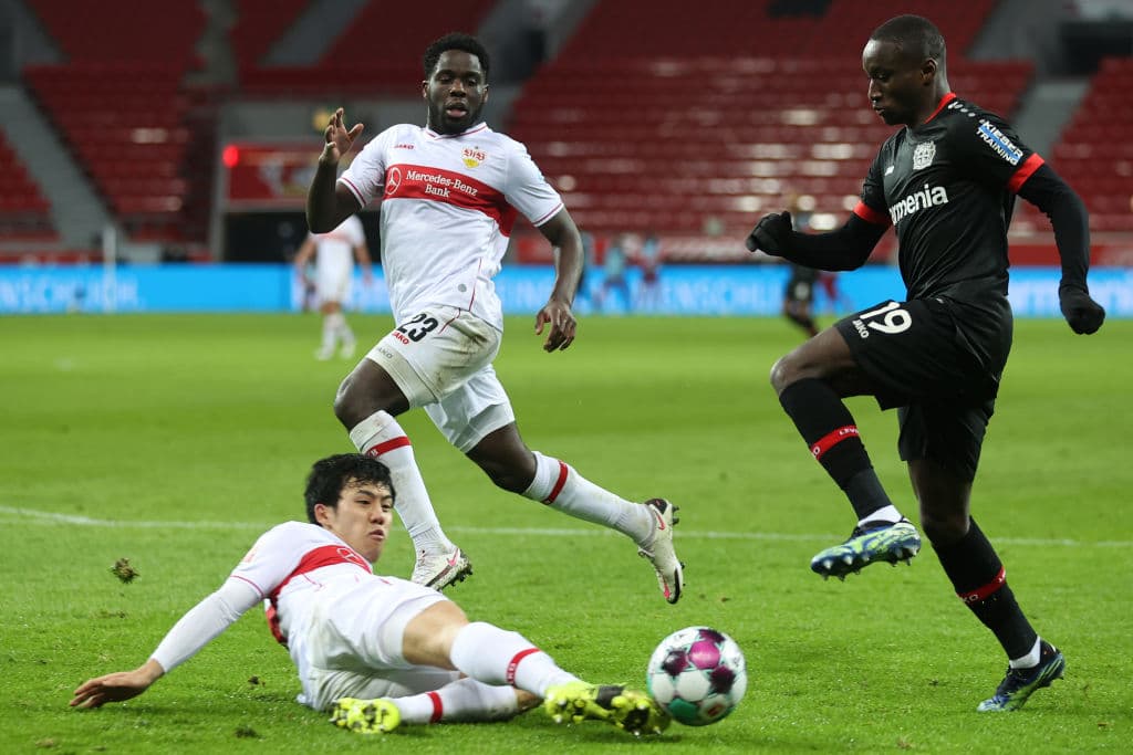 Leverkusen aprovechó la localía y goleó 5-2 al Stuttgart. Demirbay (18’, 31’) marcó doblete y Bailey (56’), Wirtz (68’) y Gray (84’) completaron la apaleada; Kalajdzic (50’, 77’) descontó. Leverkusen llegó a 35 puntos en zona de competiciones UEFA.