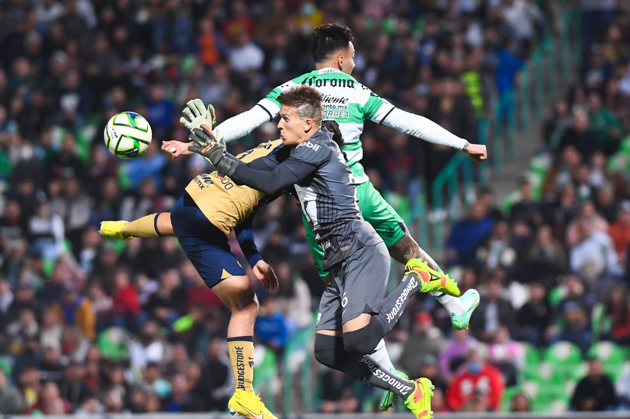 Santos Laguna logró un triunfo contundente ante unos Pumas que dejaron más dudas que certezas.