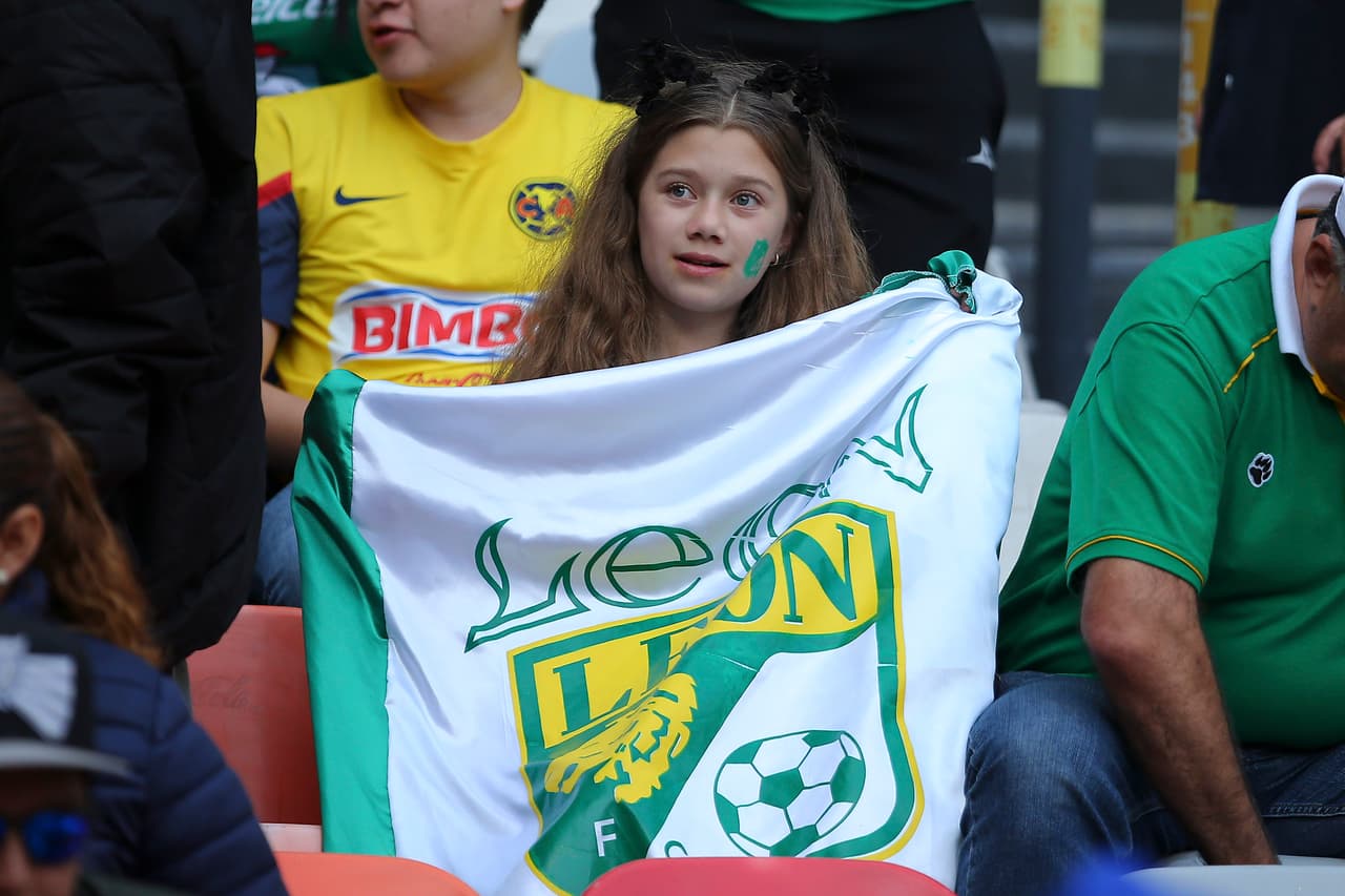 Los fanáticos del León en familia listos para el duelo contra América.