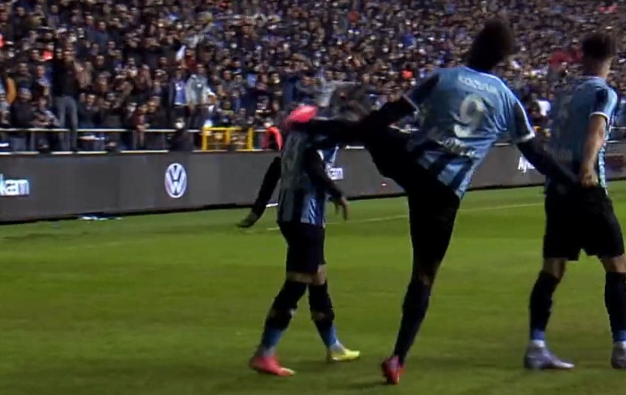 Mario Balotelli se hace notar festejando con patada a la cabeza