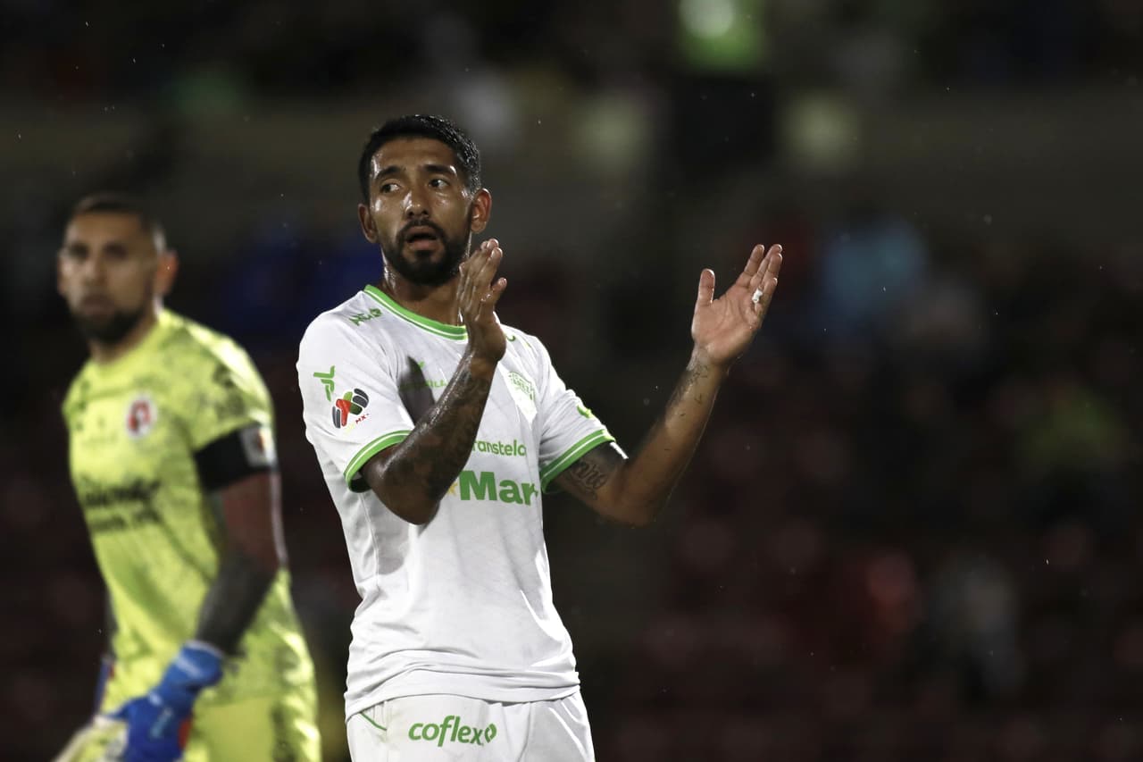 La falta generada de Rak provocaría que el cobro de tiro libre de Maxi Oliveira acariciara el poste de Jonathan Orozco. El marcador no se movía.