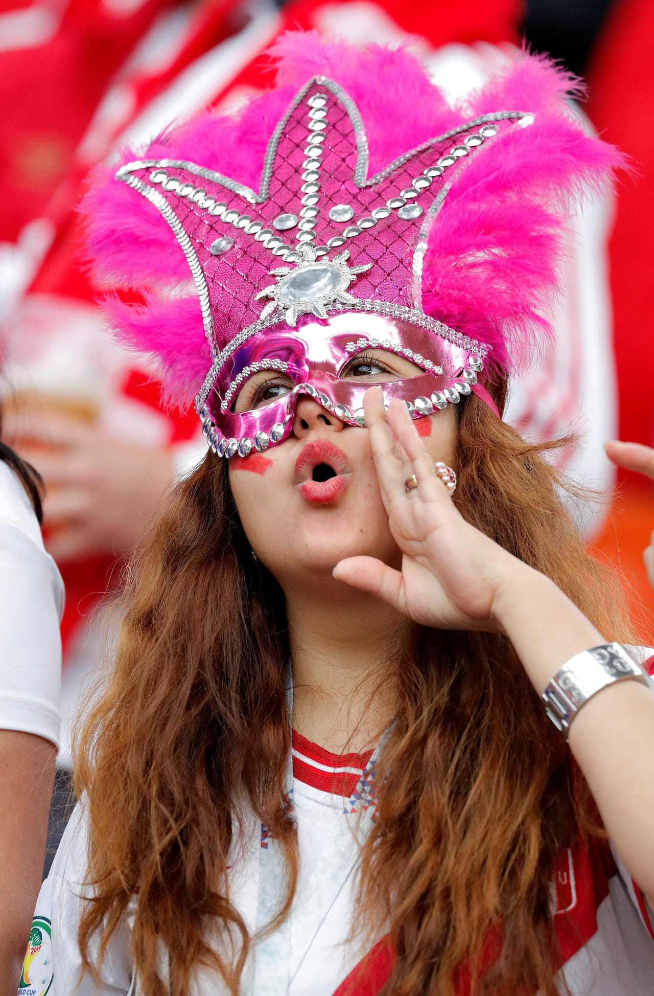 MUN22-12. EKATERIMBURGO (RUSIA), 21/06/2018.- Aficionados peruanos animan a su selección antes del partido Francia-Perú, del Grupo C del Mundial de Fútbol de Rusia 2018, en el Ekaterimburgo Arena de Ekaterimburgo, Rusia, hoy 21 de junio de 2018 (RUSSIA SOCCER FIFA WORLD CUP, France, Peru, Ekaterinburg). EFE/Lavandeira jr [ATENCIÓN EDITORES: Sólo Uso editorial. Prohibido su uso en referencia con entidad comercial alguna. Prohibido su uso en alertas, descargas o mensajería multimedia en móviles. Las imágenes deberán aparecer como fotografías congeladas y no podrán emular la acción del juego mediante secuencias o fotomontajes. Ninguna imagen publicada podrá ser alterada, mediante texto o imagen superpuesta, en el caso de que (a) intencionalmente oculte o elimine el logotipo de un patrocinador o (b) añada y/o cubra la identificación comercial de terceras partes que no esté oficialmente asociada con la Copa Mundial de la FIFA.]