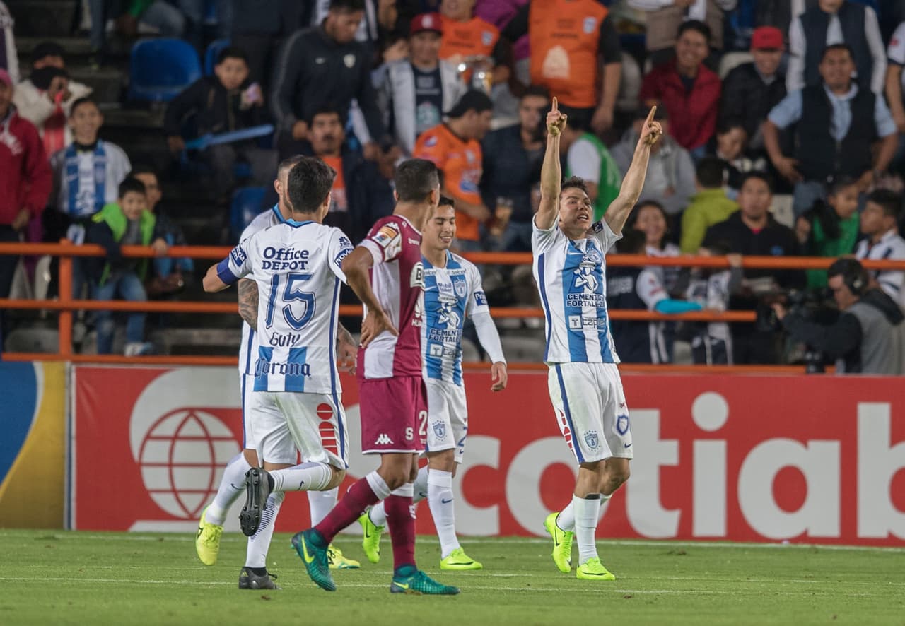 El único momento preocupante dentro de la fiesta futbolera fue un choque del brasileño Anderson Leite, del Saprissa, que lo mantuvo inconsciente por unos instantes y le causó traumatismo, pero que al final no fue nada de peligro.