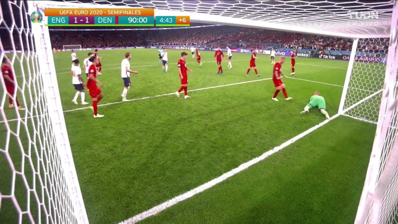 ¡TIRO ATAJADO! disparo por Harry Maguire.