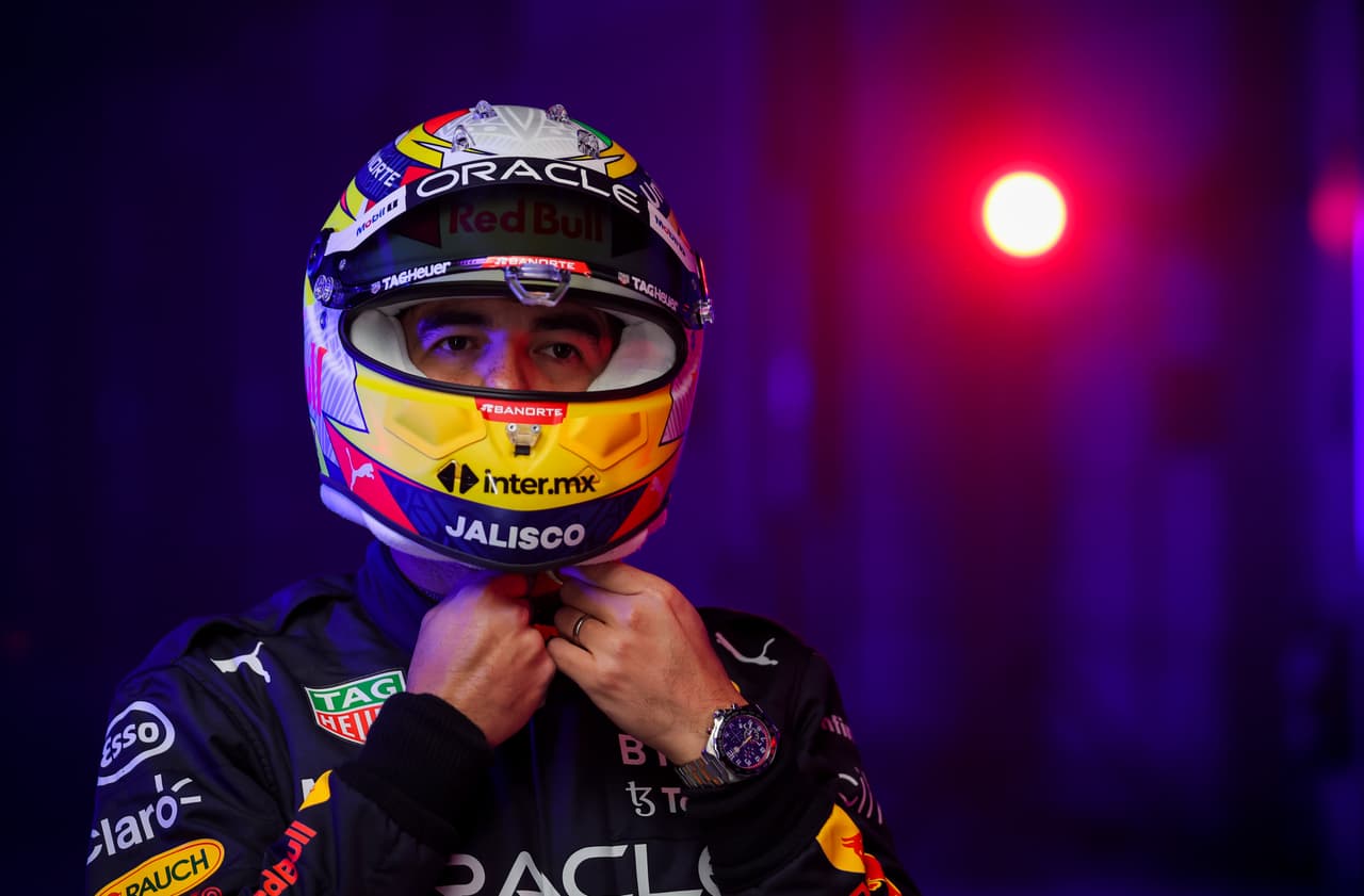 El piloto mexicano Sergio 'Checo' Pérez modelo su nuevo casco, noticia que tardó segundos en darle la vuelta al mundo entero.
