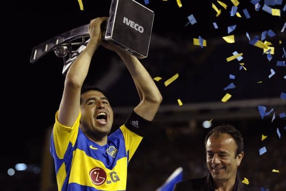 Los éxitos seguirían con el Boca, Riquelme conquistó la Copa Libertadores del 2001 además de consagrarse como una de las figuras del balompié argentino.