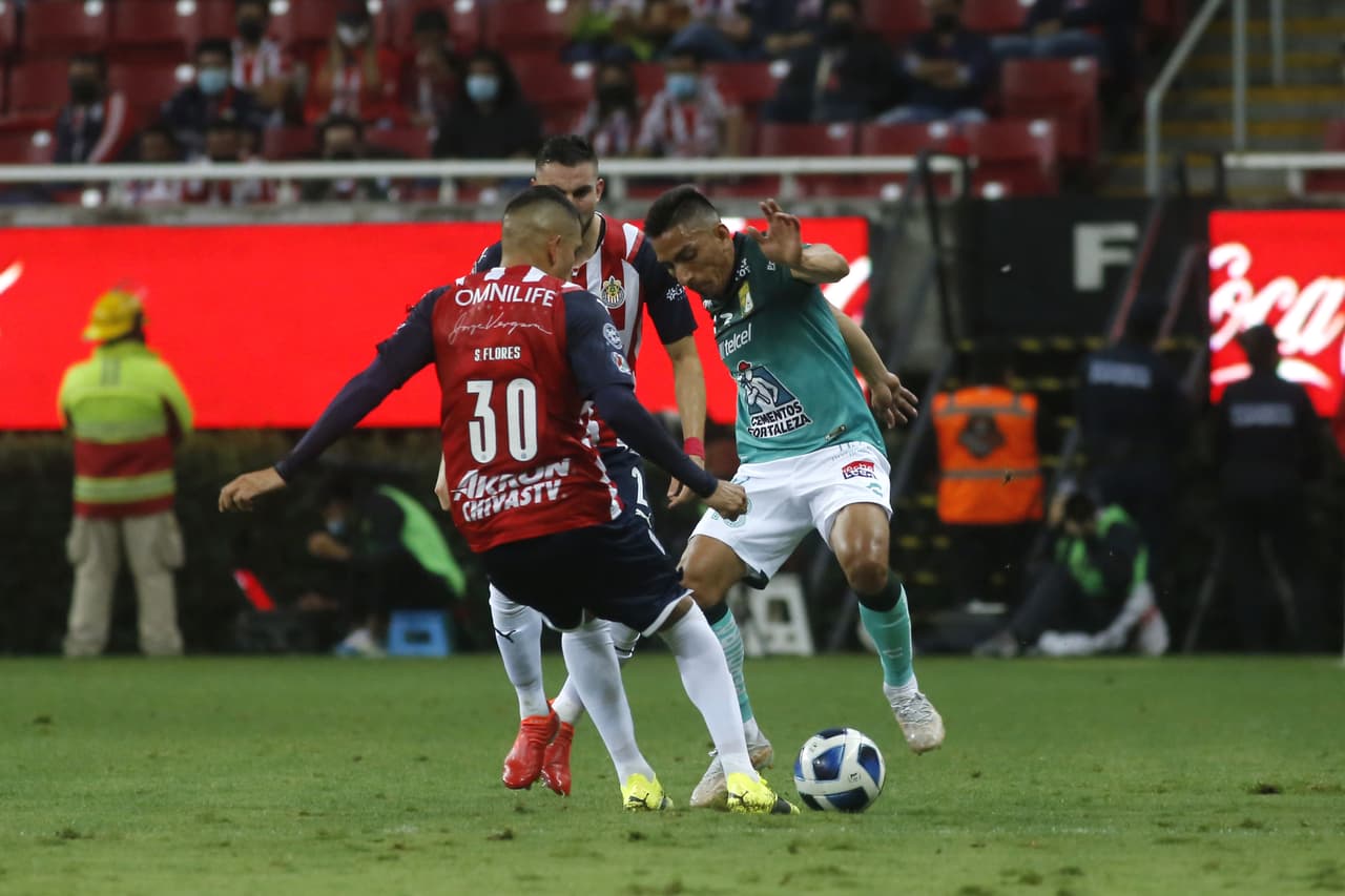 Wiliam Tesillo, Elías Hernández y Santiago Colombattose encargan de batir a Toño Rodríguez, le dan la victoria 0-3 a León sobre Chivas y consiguen mantener su segunda posición en la tabla.