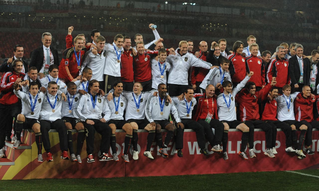 Alemania venció a Uruguay 3-2, goles de Thomas Müller, Marcel Jansen y Sami Khedira. Por la 'Celeste' descontaron Edinson Cavani y Diego Forlán.