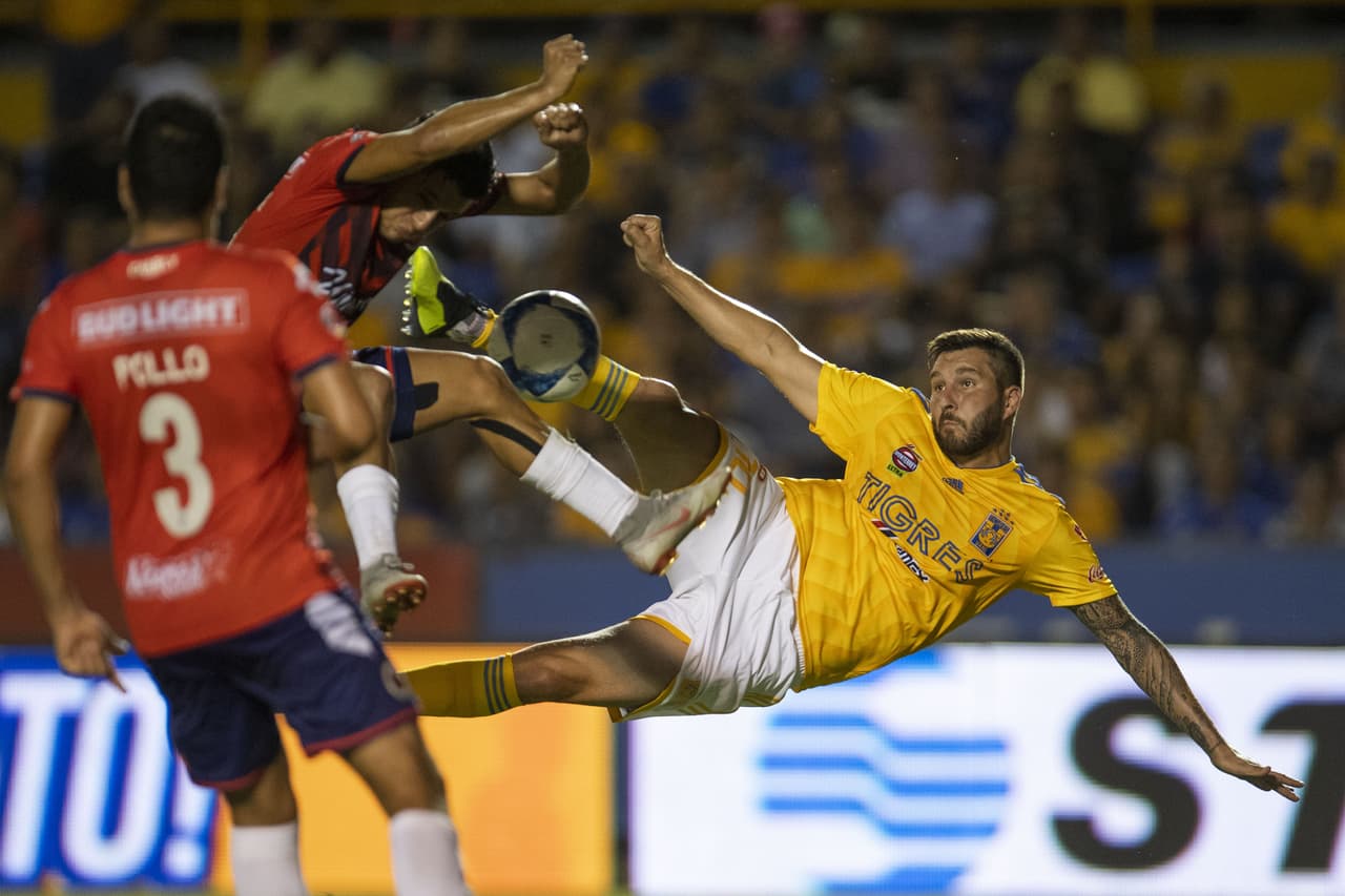 Los Tigres de la Autónoma de Nuevo León ganaron sin problema a un rival que dio pena. Los felinos norteños se ensañaron con los Tiburones Rojos del Veracruz al son de 4-0. André-Pierre Gignac, brilló.