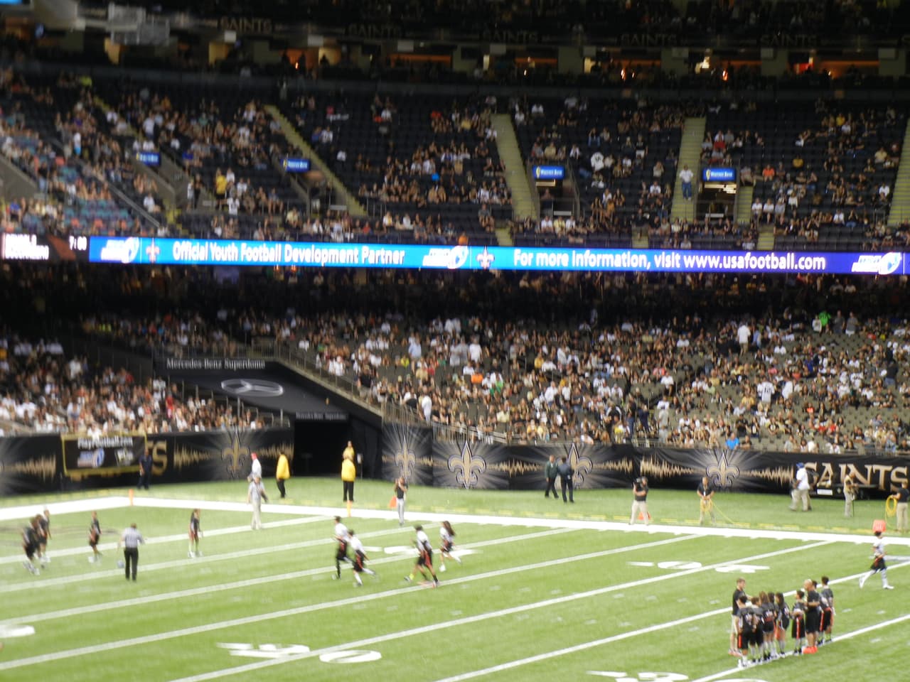 En el medio tiempo del partido el equipo de Coahuila jugo un partido amistoso de tochito contra un equipo local.