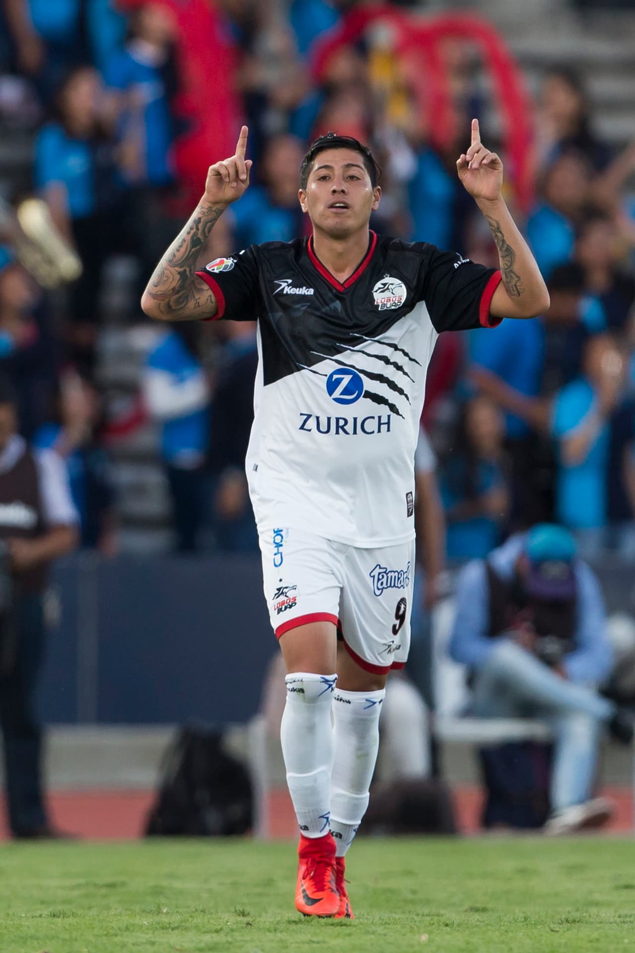 En la parte final de la primera mitad, Diego Jiménez igualó el marcador al minuto 43 con una gran definición tras un centro que cruzó toda el área rayada.