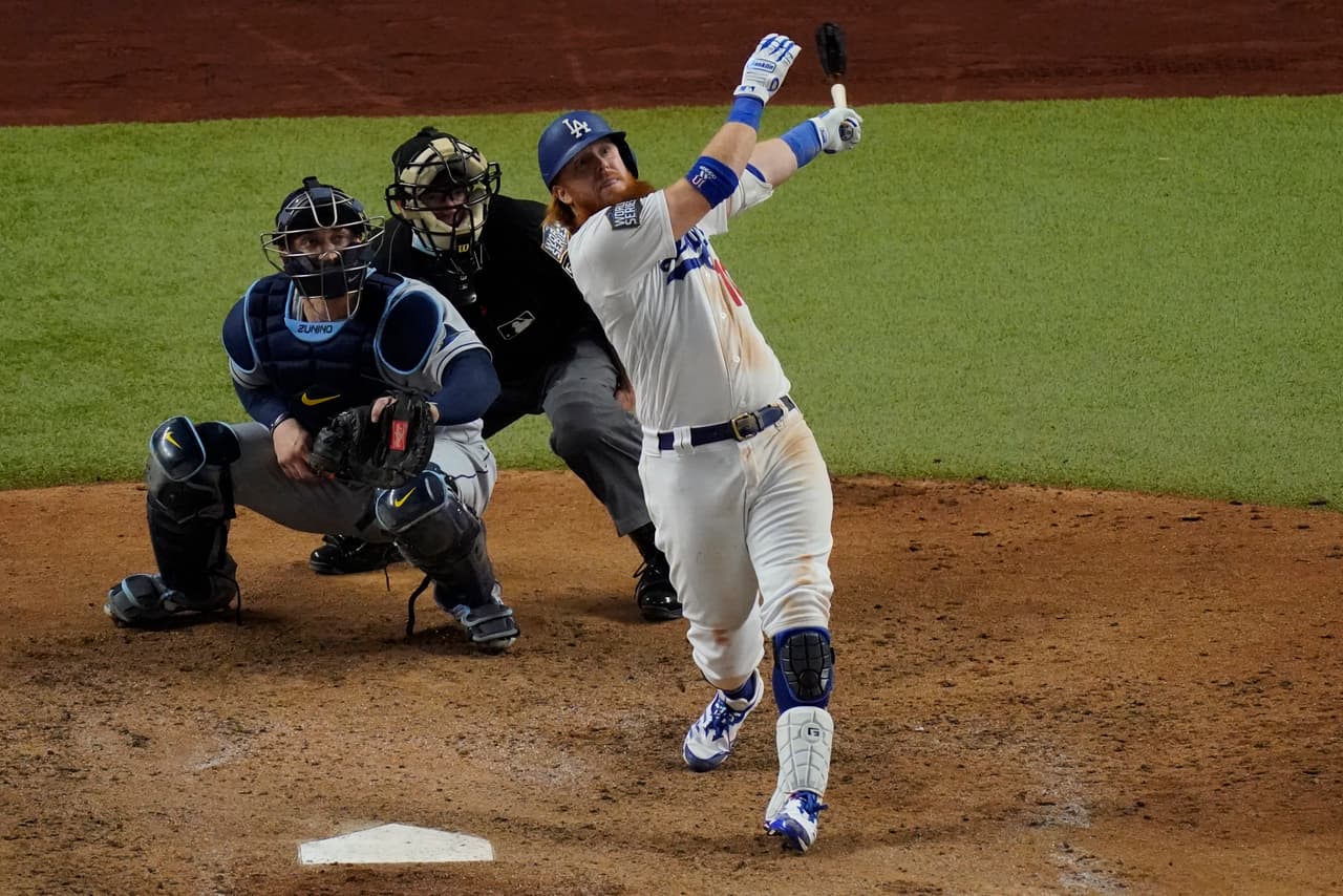 El cambio de pitcher en los Rays sentencia el partido y los Dodgers consiguen remontar la desventaja de 1-0 para vencer 1-3 a los Rays y consiguen su sexta campeonato de Serie Mundial.
