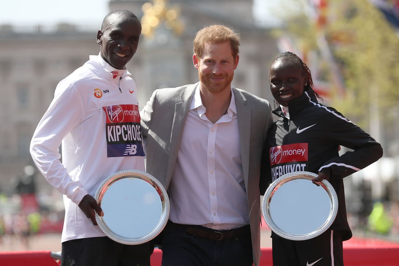 Recientemente estuvo en una de las maratones de Londres y posó con los ganadores, Eliud Kipchoge y Vivian Cheruiyot.