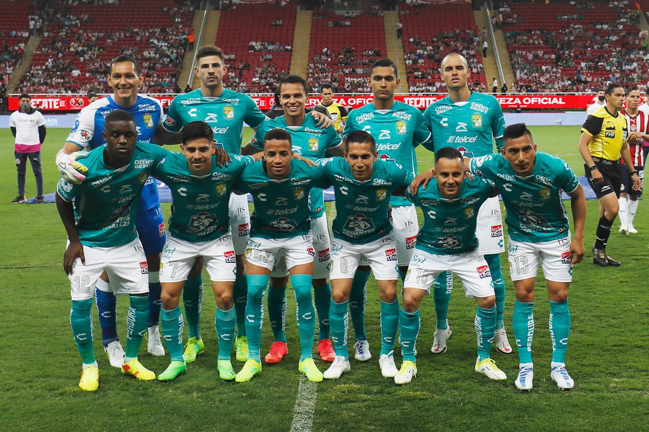 Chivas sigue sin ganar en el Apertura 2022 y ahora fue víctima de un arbitraje muy polémico y con el VAR que de poco ayudó a un partido que terminó con 10 hombres y ante un León que tampoco supo competir en los últimos minutos.