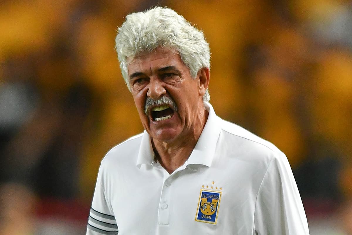 El técnico brasileño naturalizado mexicano Ricardo 'Tuca' Ferreti también estuvo tenso durante el juego. Tigres UANL está con 10 puntos en la parte media de la tabla.