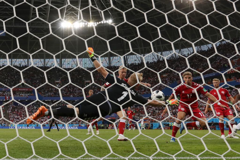 Y Perú no permaneció estático después del gol. Se fueron con todo al frente para buscar el empate. Aquí Schmeichel con una atajada milagrosa ante un tiro de Jefferson Farfán. Se salvaron los daneses.