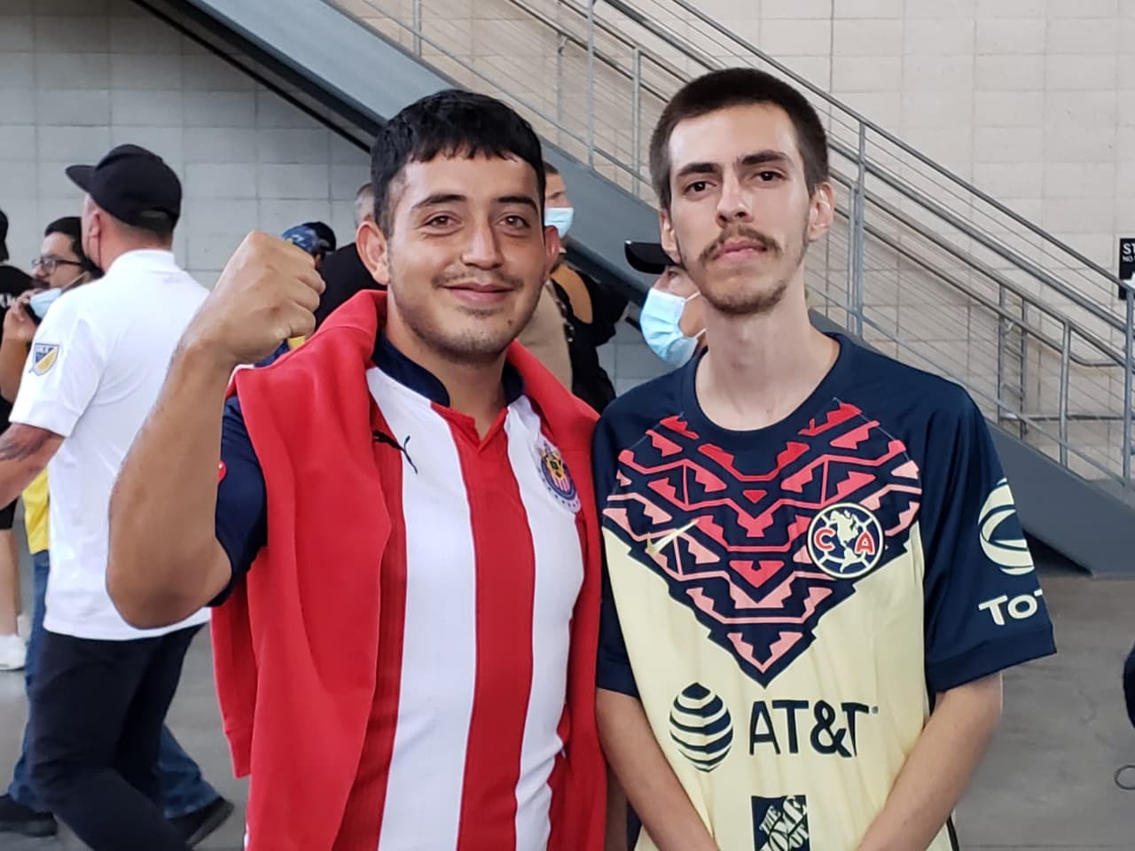 Con máscaras y emoción, llegan los aficionados al Bank of California Stadium para difrutar de la batalla de titanes entre las estrellas de la MLS y de la Liga MX.