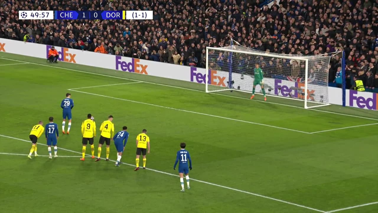 ¡CERCA! Kai Havertz disparó que se estrella en el poste.