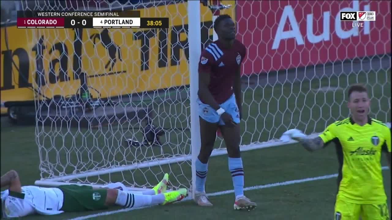 De cabeza y a quemarropa: Dominique Badji casi canta el primer gol