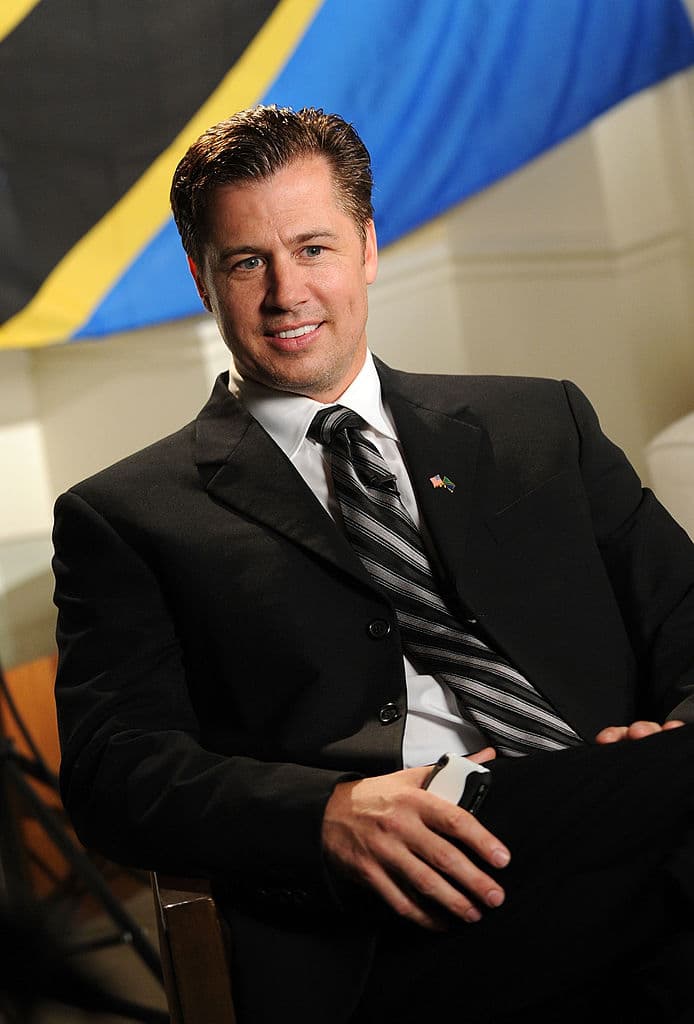 Doug Pitt no tiene mucho contacto con su hermano, es empresario, embajador de la buena voluntad y filántropo; no habla mucho de él.