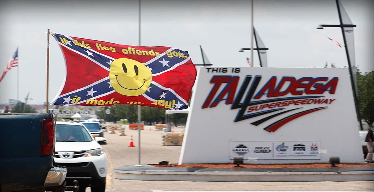Voló bandera confederada en carrera de NASCAR en Talladega