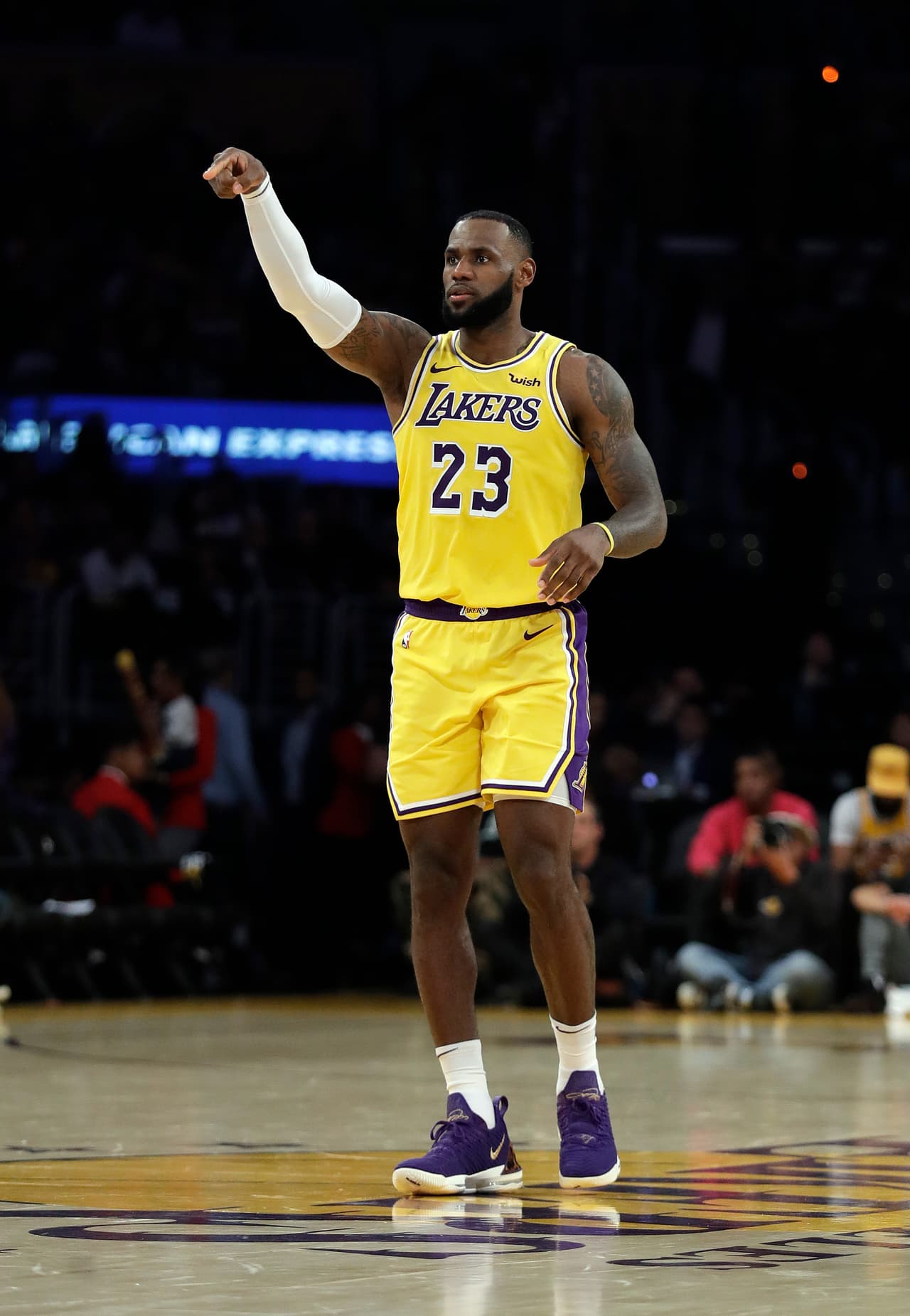 James, más preocupado de generar que de aglutinar juego, concluyó con 24 puntos, 5 rebotes y 5 asistencias.