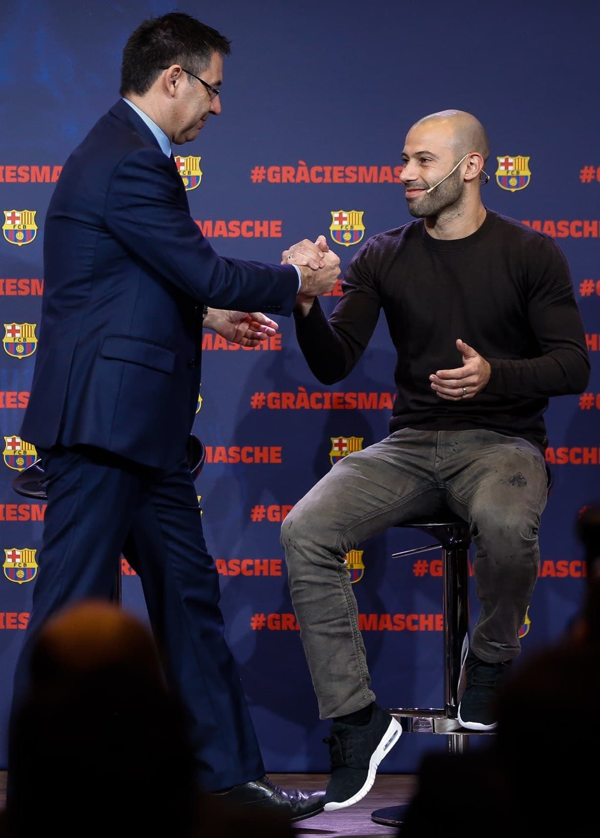 Al llegar, Mascherano fue recibido por el presidente del club, Josep Bartomeu.