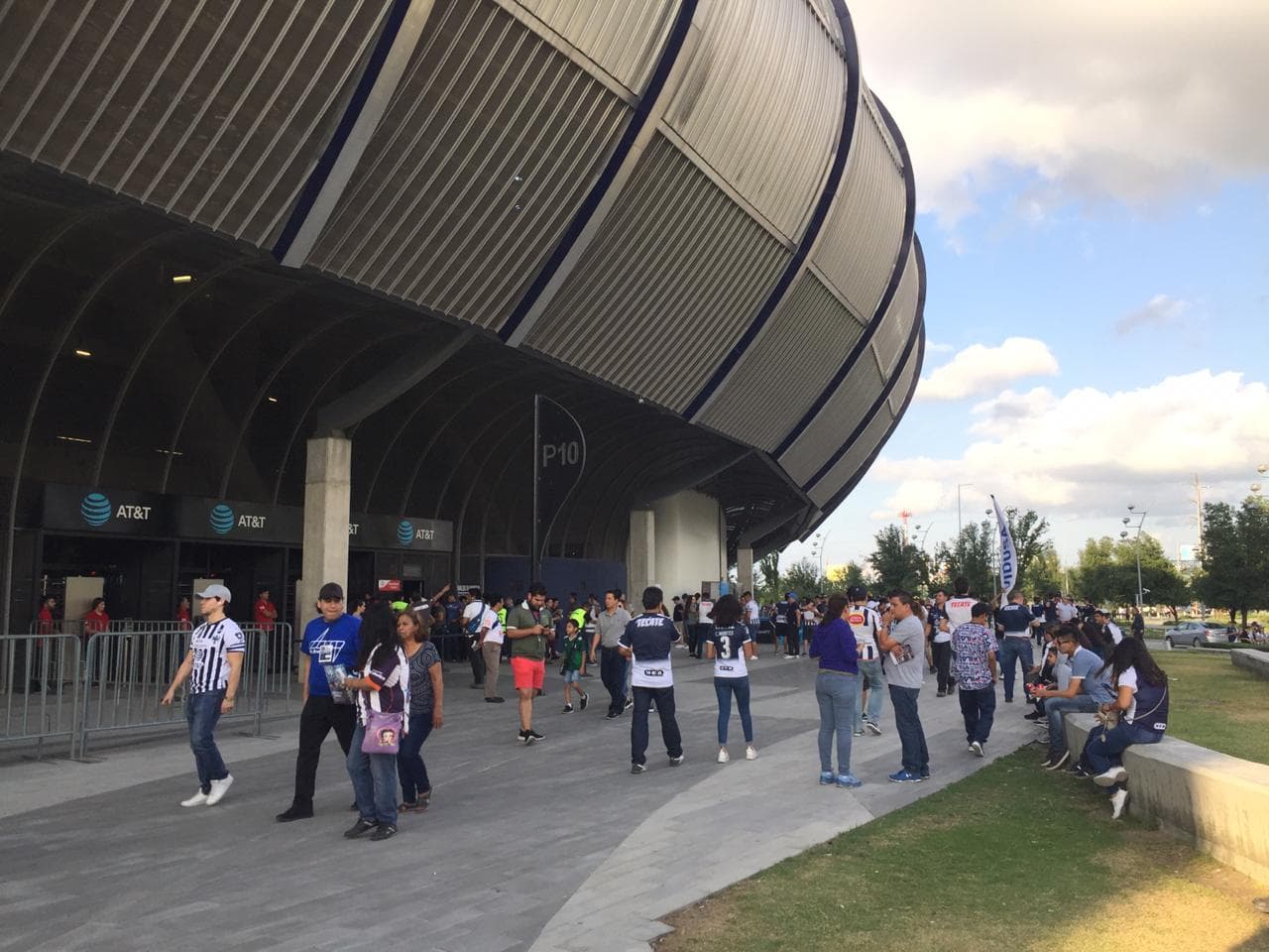 En el Estadio BBVA Bancomer los fanáticos se viven los minutos previos al partido de vuelta entre Rayados y Necaxa y por los Cuartos de Final de la Liguilla del Clausura 2019.