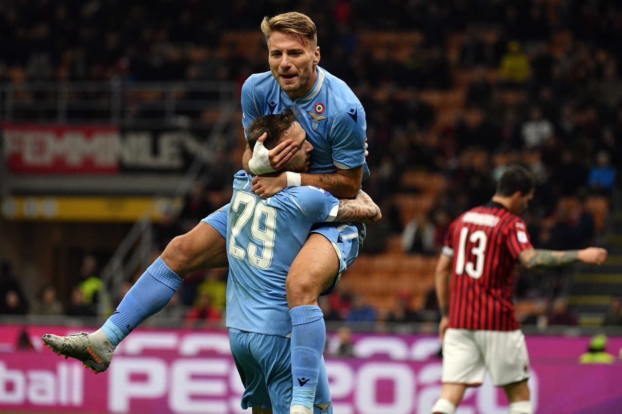 Ciro Immobile del SS Lazio celebra el gol que abre el marcador junto con sus compañeros.