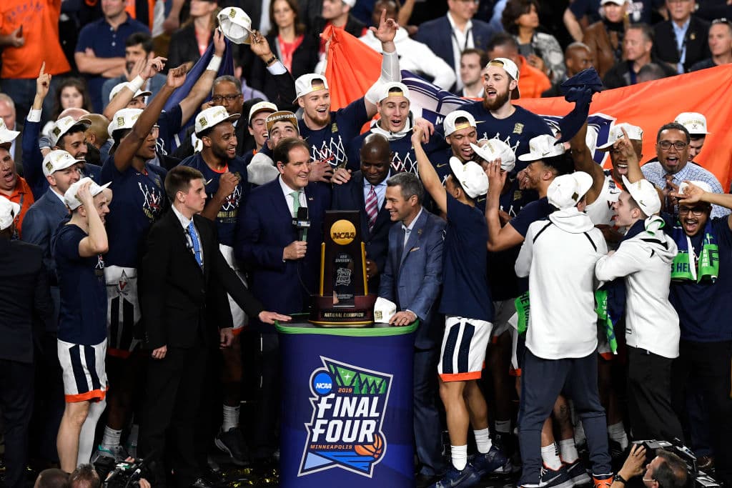 Los Virginia Cavaliers conquistaron el primer Campeonato Nacional luego de derrotar por 85-77 a los Texas Tech Red Raiders en la Final del NCAA Tournament y así festejaron los aficionados, jugadores y entrenadores, en cabezados por el head coach Tony Bennett.