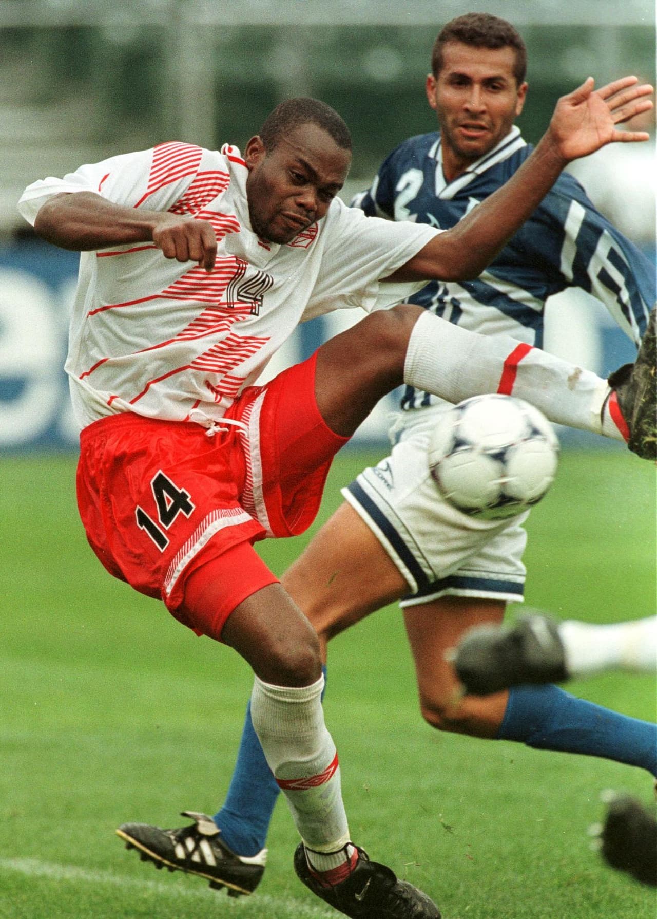 11.- Stern John (Trinidad y Tobago 3-1 Honduras) (1 de febrero de 1998).- El cuadro trinitario estaba en pleno crecimiento y de nuevo Honduras fue víctima de un doblete rival, el aún jugador en activo Stern John marcó para los caribeños a los minutos 39 y 70 en el Oakland Coliseum. (Foto: Getty Images).