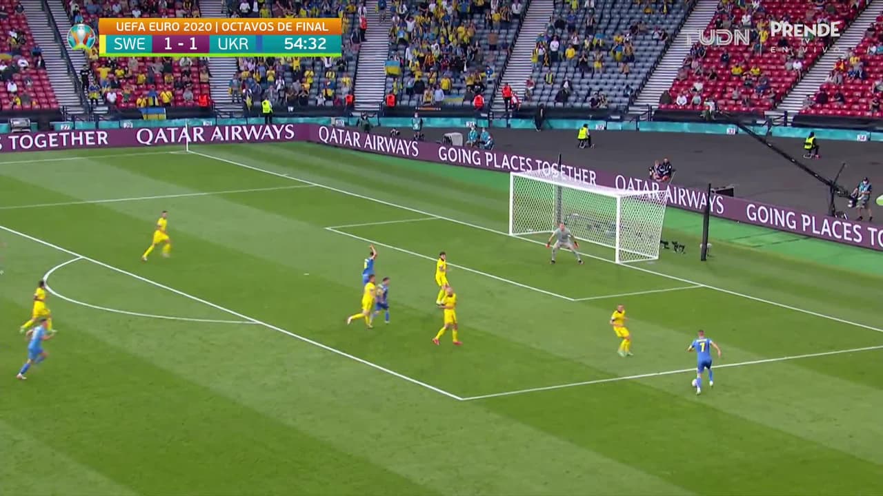 ¡CERCA! Sergiy Sydorchuk disparó que se estrella en el poste.