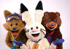 <b>Powder, Coal y Copper- Salt Lake City 2002</b>
<br>
<br>El -entonces- lema olímpico “
<i>Citius, Altius, Fortius</i>” tomaba forma animal con un conejo (más rápido), un coyote (más alto), y un oso negro (más fuerte). 
<br>
<br>El coyote se diseñó con una estatura baja, pero fue elegido por la capacidad que tienen para llegar a lo más alto de las cordilleras.