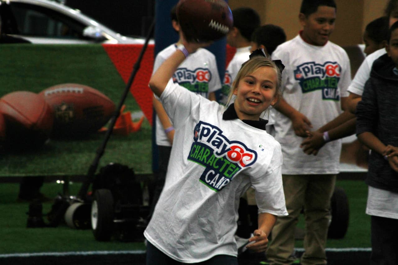 Anthony Muñoz, miembro del Salón de la Fama desde 1998, compartió su experiencia con niños y jóvenes de Houston en el lunes previo al Super Bowl LI.