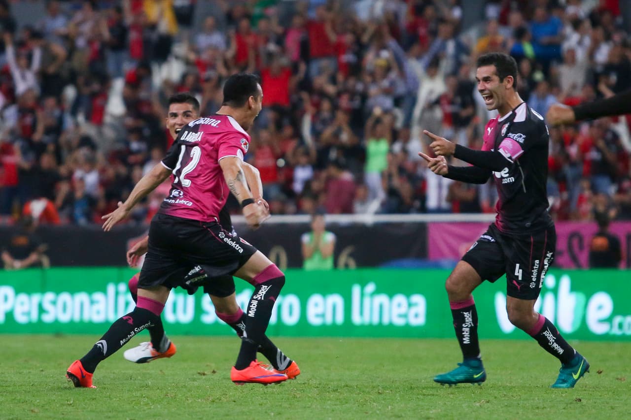 Lo mismo ocurre con Toluca, León y Atlas que han dado pasos titubeantes a lo largo del campeonato, pero que sacaron victorias vitales el fin de semana. 
<br>El primero venció 2-1 a Pumas, el segundo goleó 4-1 a Veracruz y el tercero sacó un triunfo de 2-1 sobre el tiempo contra Gallos con un bello tanto de Daniel Arreola.