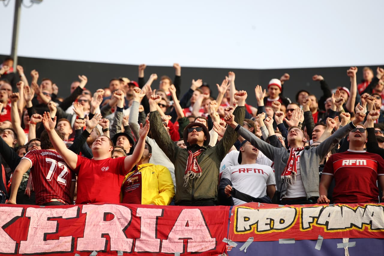 Los aficionados del Sevilla y los del Bayern Múnich se juntaron en el Ramón Sánchez Pizjuán para presenciar el duelo de cuartos de final de la Champions League. Mucho colorido, alegría y buen ambiente en la capital de Andalucía.