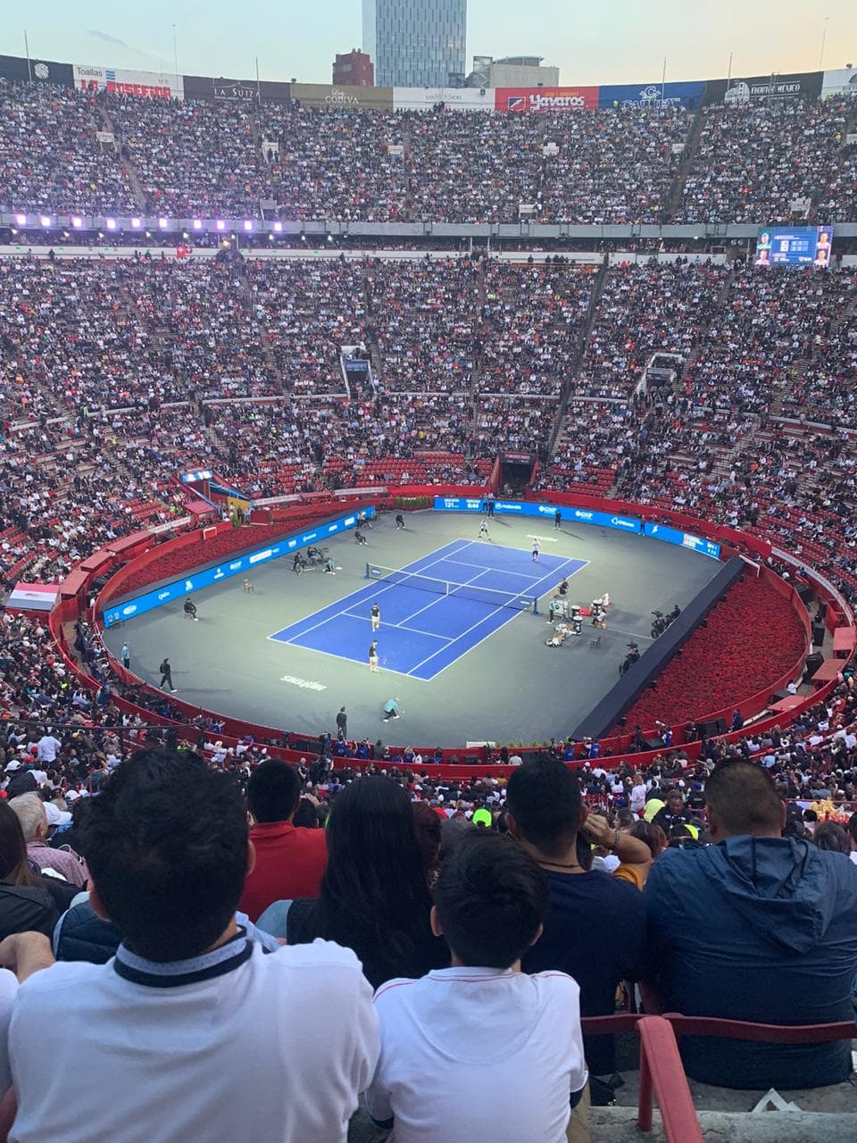 Hay de todo y para todos en las inmediaciones de la Monumental: chistorra, paella, juegos, souvenirs... ¡el ambiente es insuperable!