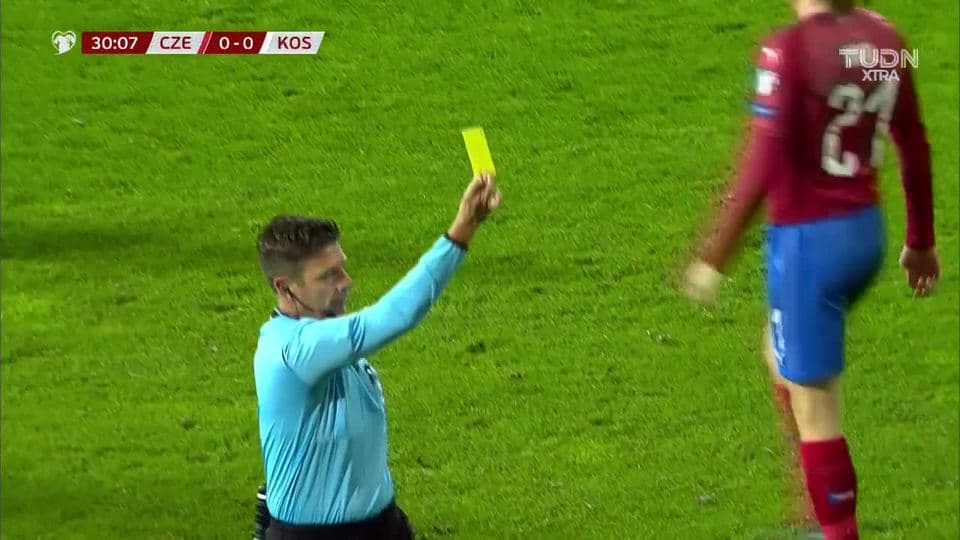 Tarjeta amarilla. El árbitro amonesta a Jan Boril de Czech Republic