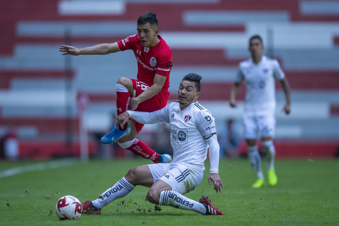 De un tiro de esquina nace el gol por parte del Atlas con un frentazo letal de Abella.