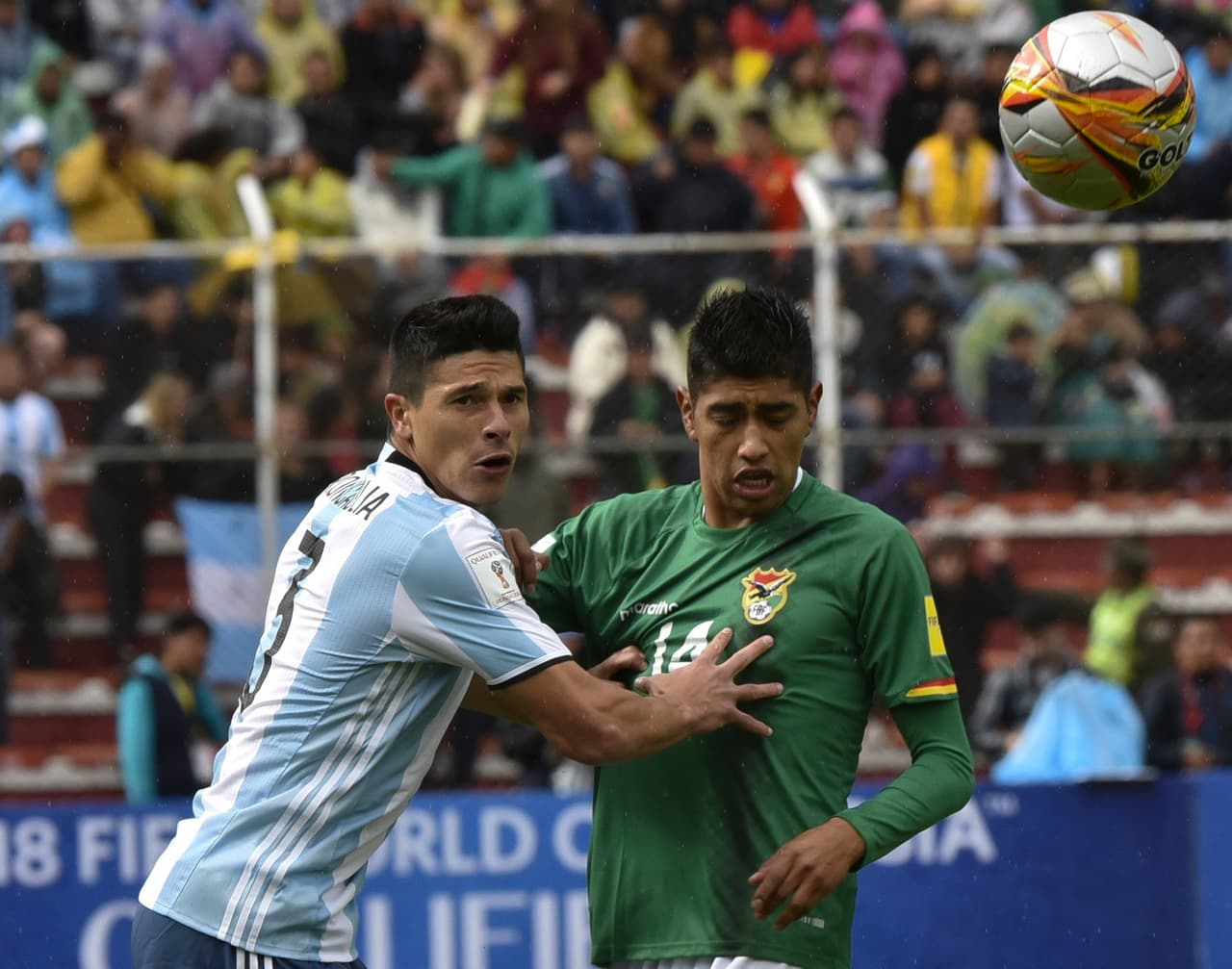 Duelo entre Roncaglia y Raúl Castro. Los argentinos ya sentían el desgaste de la altura.