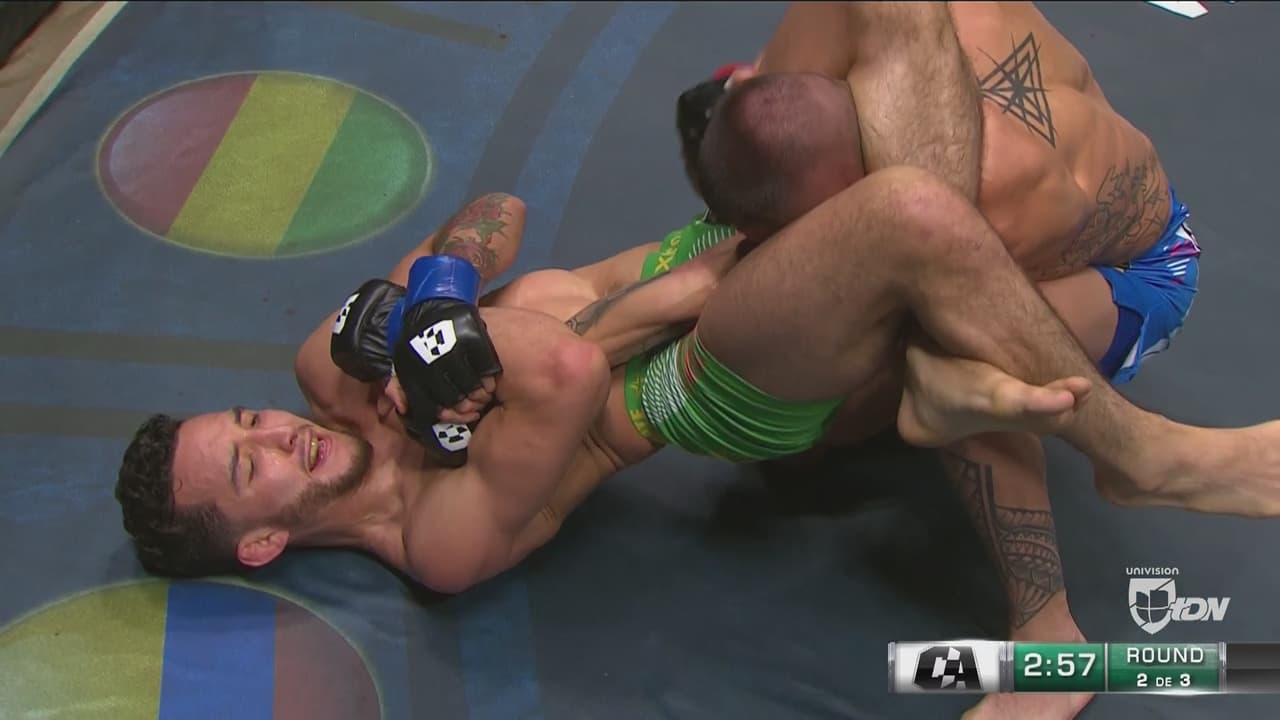 Ávalos lo vuelve a conseguir, manda a Fajardo al suelo