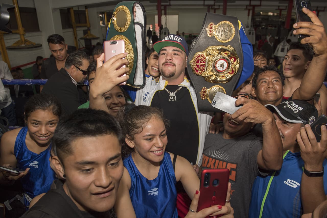 El mexicano Andy Ruiz presentó en el Comité Olímpico Mexicano sus cinturones como campeón mundial de peso completo de boxeo en medio de la admiración y reconocimiento de sus compatriotas.