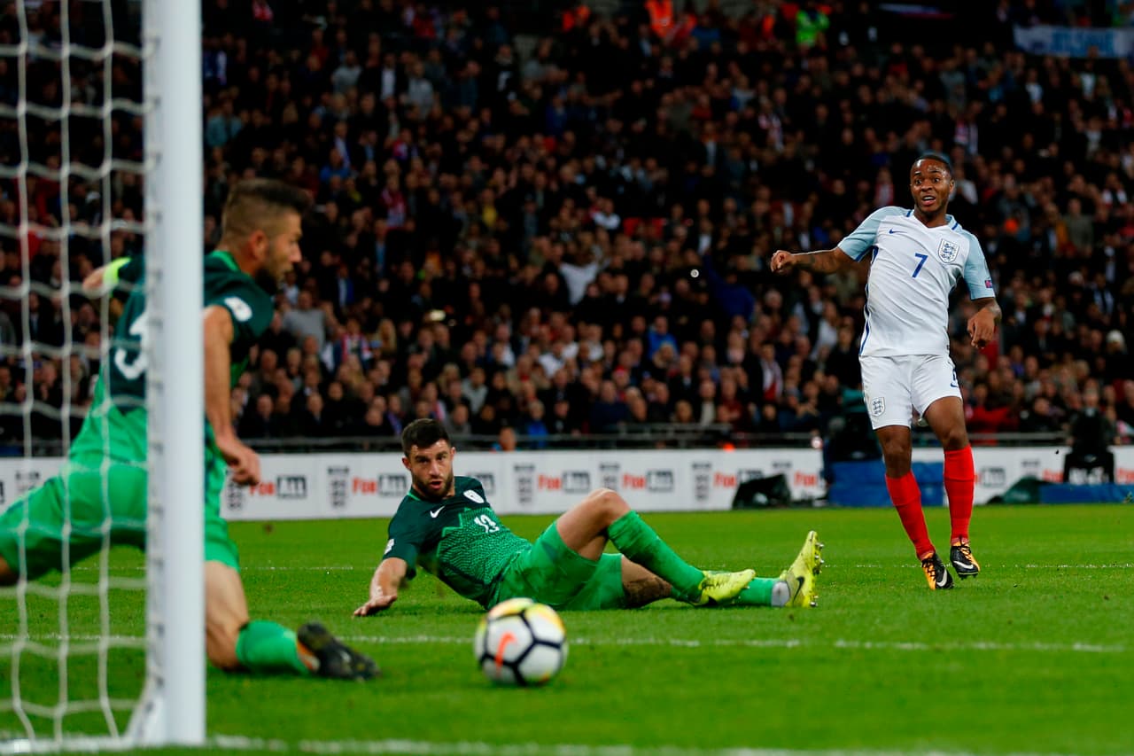 Ya en la segunda mitad, la más clara la tuvo Raheem Sterling, apenas comenzando. Una mala definición con el arco a placer.