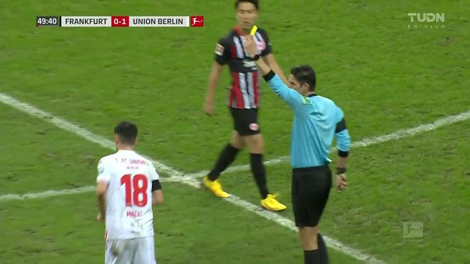 Tarjeta amarilla. El árbitro amonesta a Yunus Malli de 1. FC Union Berlin
