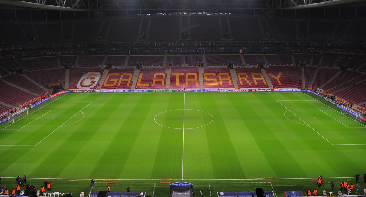 Ali Sami Yen fue el fundador del Galatasaray de Turquía y así se llama ese estadio, pero a nivel internacional es conocido como el 'Infierno de Estambul' por las condiciones intimidantes que sufren los rivales.