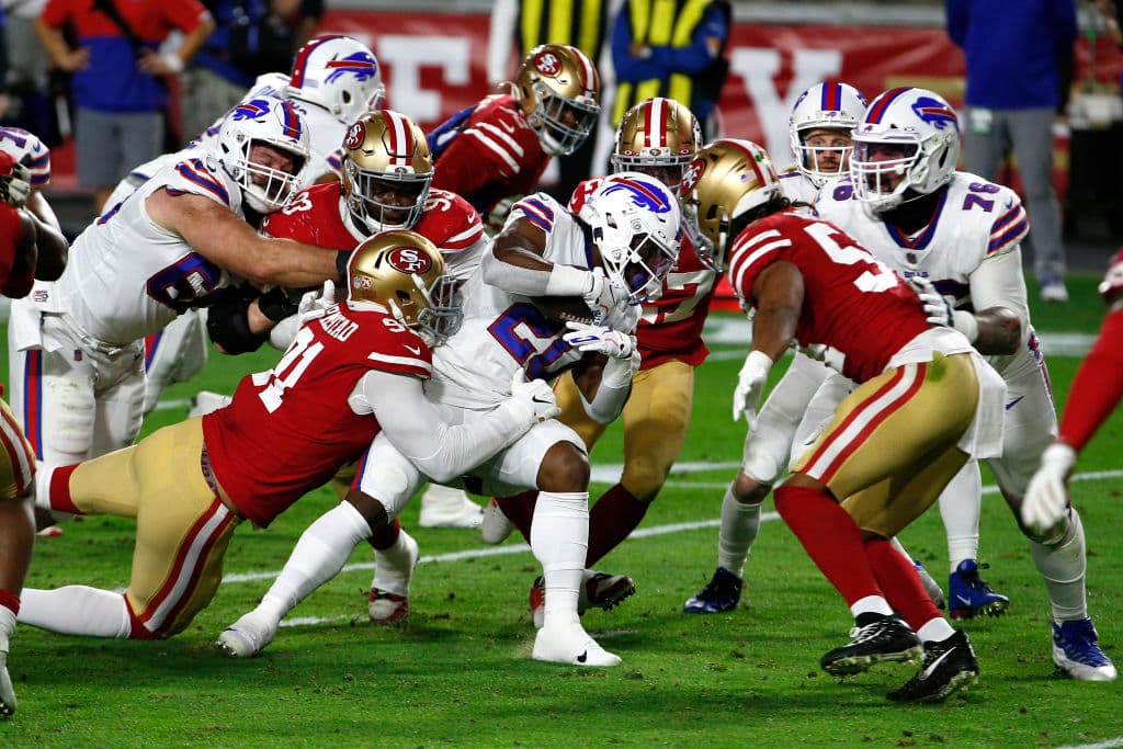 Josh Allen lanzó más de 300 yardas y cuatro pases de anotación en la victoria 34-24 sobre los San Francisco 49ers.