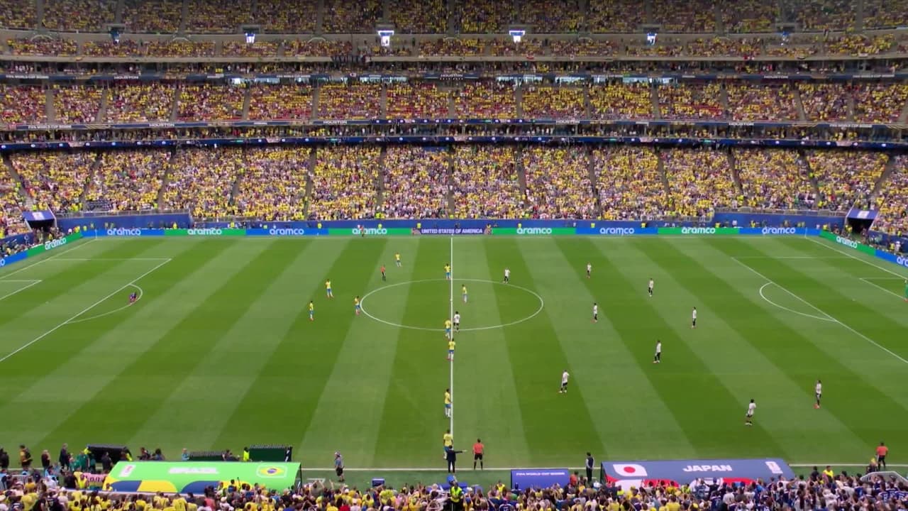Arranca el partido y la pelota está en juego.